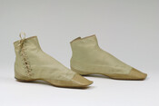 Side-laced high cloth shoes with square toe and flat sole of kid leather.