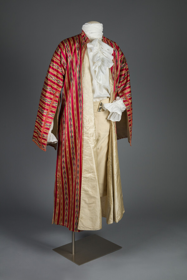 Red silk banyan owned and worn by Solomon Etting (1764-1847). Banyans, the loose robes or dressing gowns men wore informally in their homes, reveal the influences from the Middle East and Far East in the Western World. Constructed from luxurious imported fabrics, such as hand-painted India chintzes and Chinese silks, these robes symbolized a man’s…