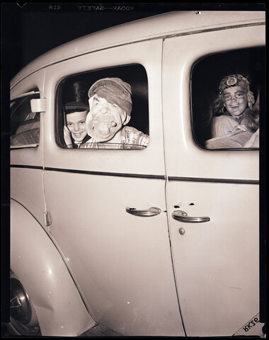 Hallowe’en photo -masks, 1951 — 1951