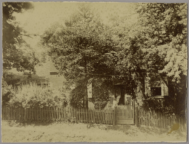 Group portrait in front of Smith house — circa 1890
