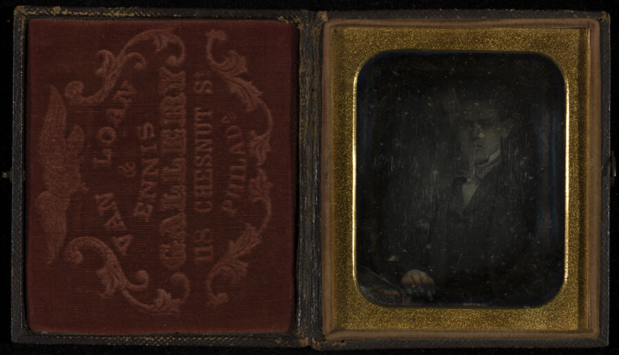 Daguerreotype portrait of an unidentified young man.