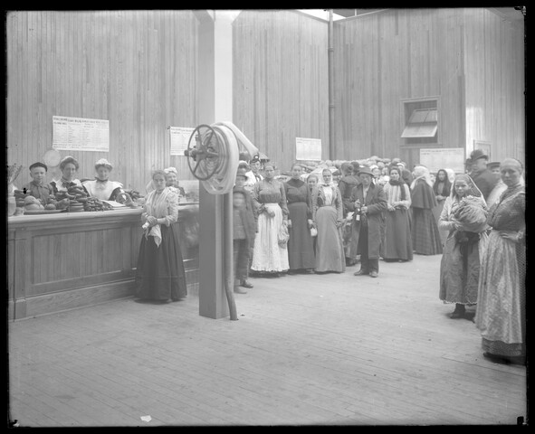 Lunch counter at Locust Point immigration station — 1904-06-14