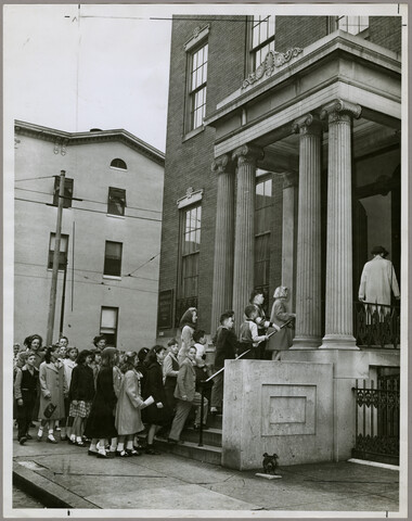 Student group entering the Maryland Historical Society’s Pratt House — 1950-04-24