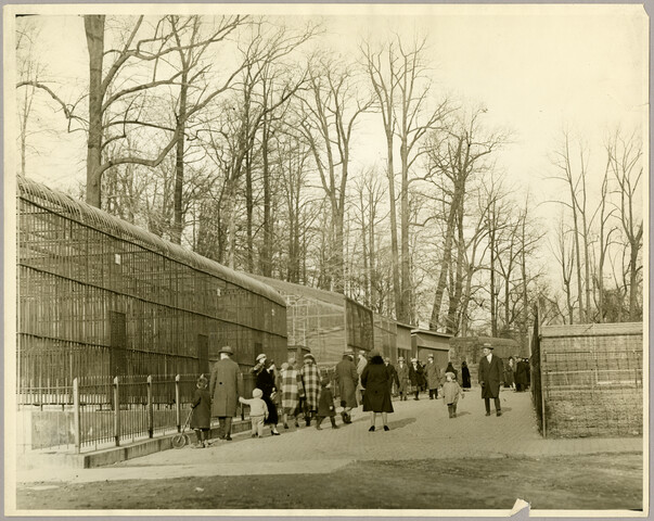 Baltimore Zoo visitors — circa 1925
