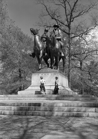 Stonewall Jackson and Robert E. Lee monument — 1948